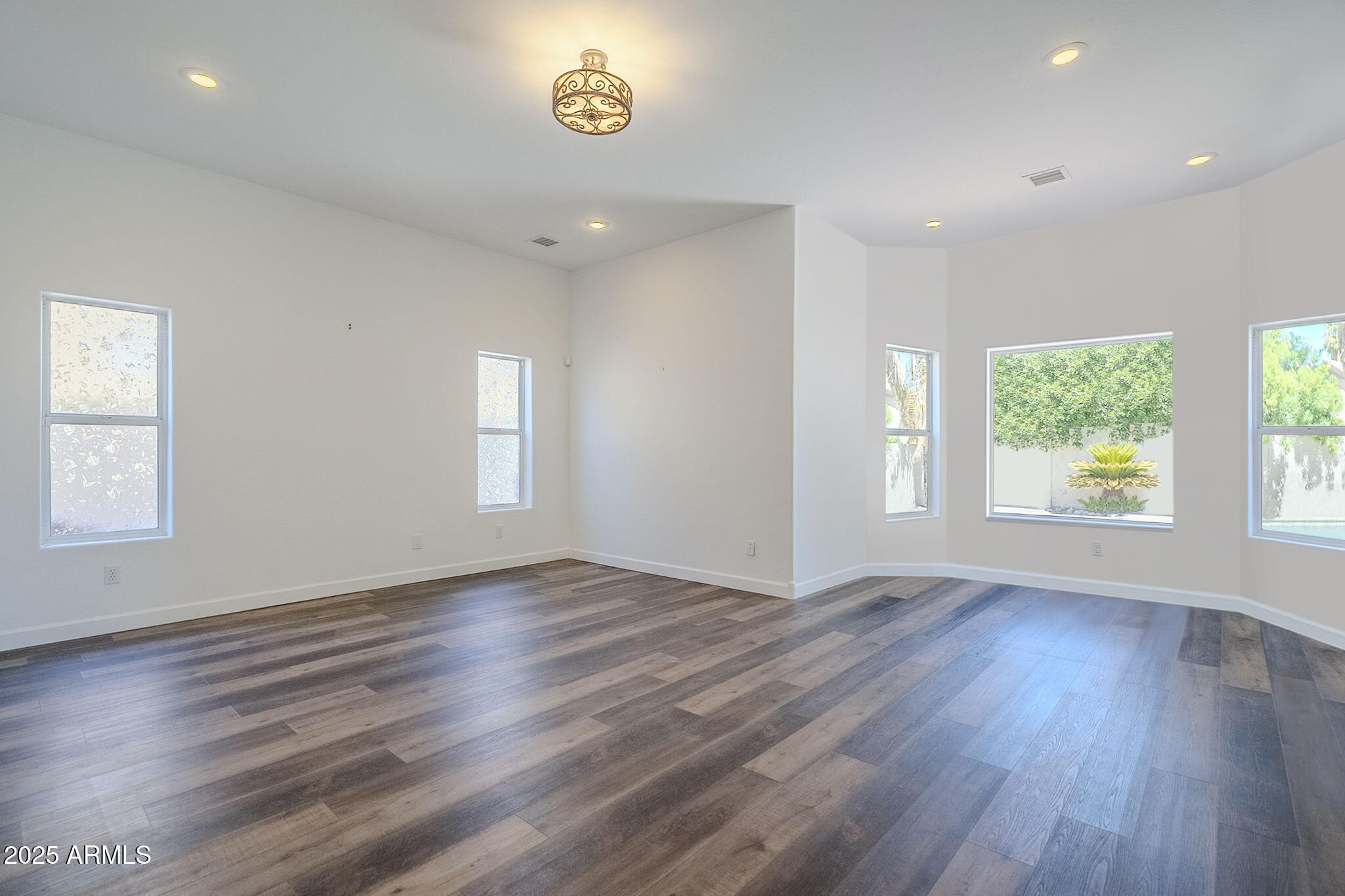 1223 E CLEARVIEW Drive