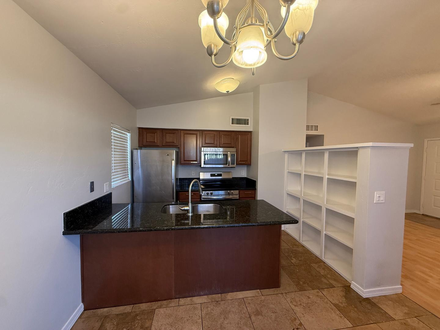 2527 S MAPLE Avenue 102