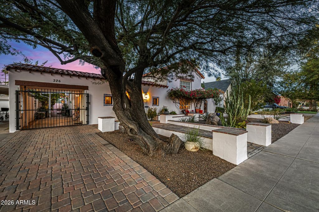 Photo of 326 W Cypress Street, Phoenix, AZ 85003 (MLS # 6983425)