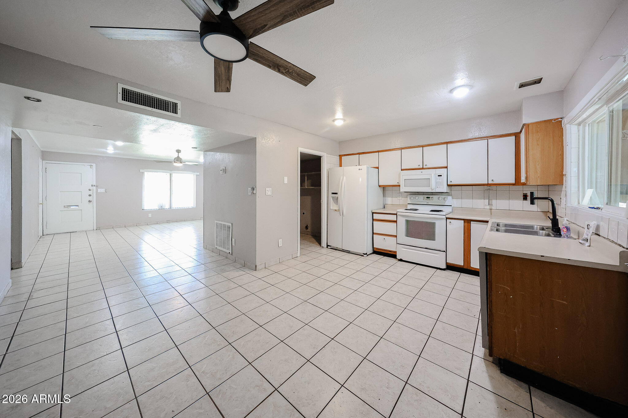 2646 W WOLF Street