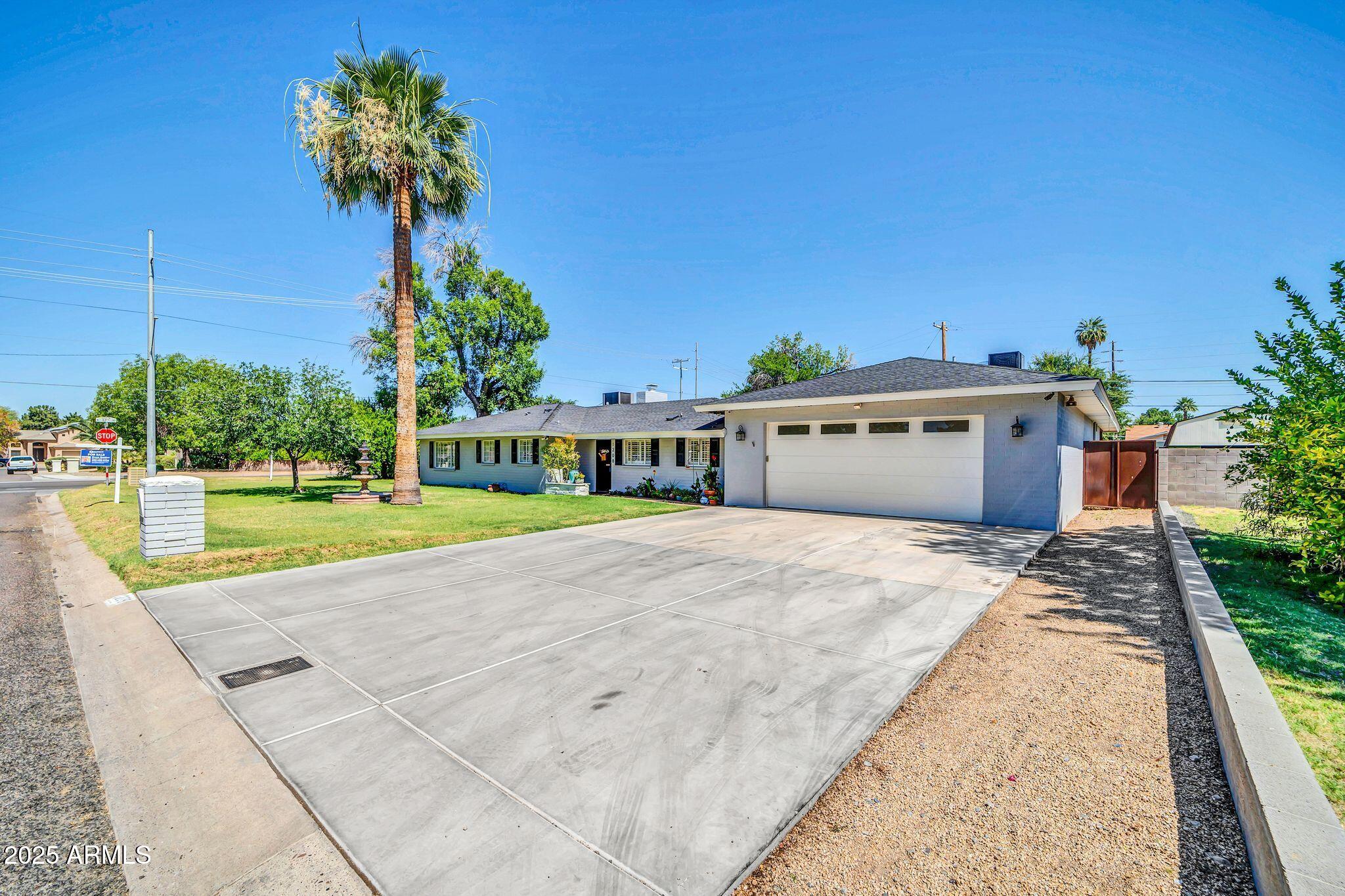 1208 E TUCKEY Lane