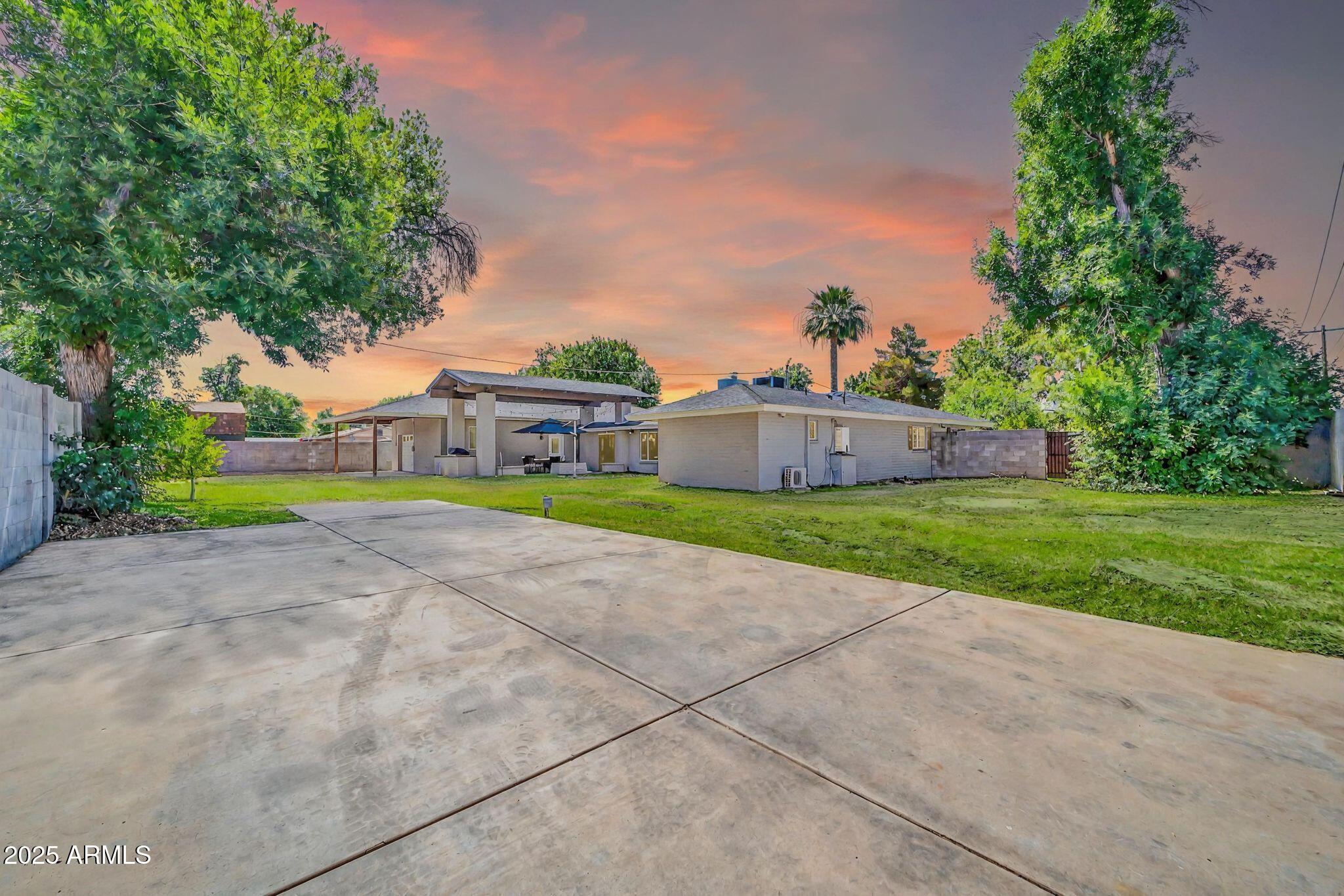 1208 E TUCKEY Lane