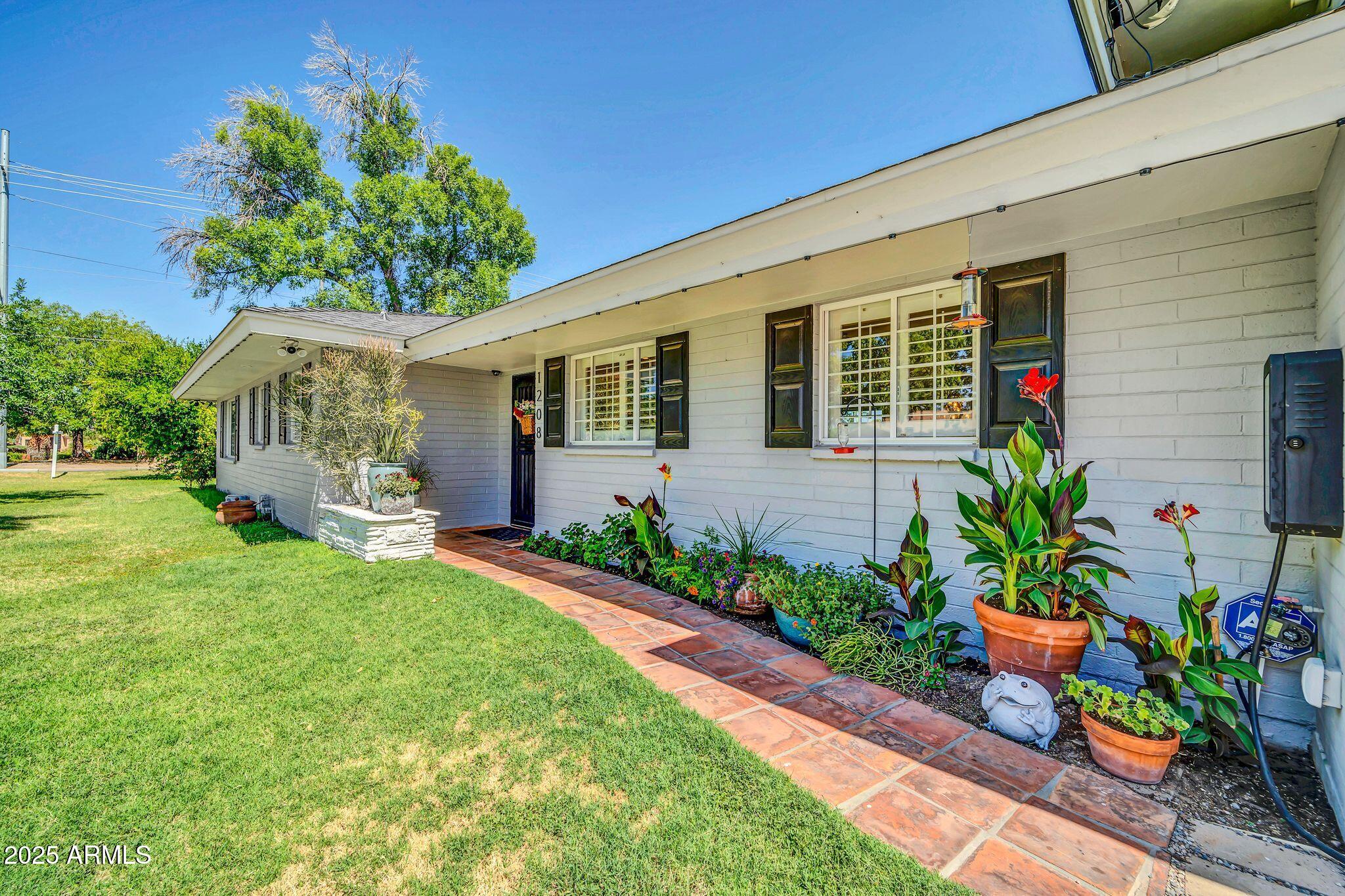 1208 E TUCKEY Lane