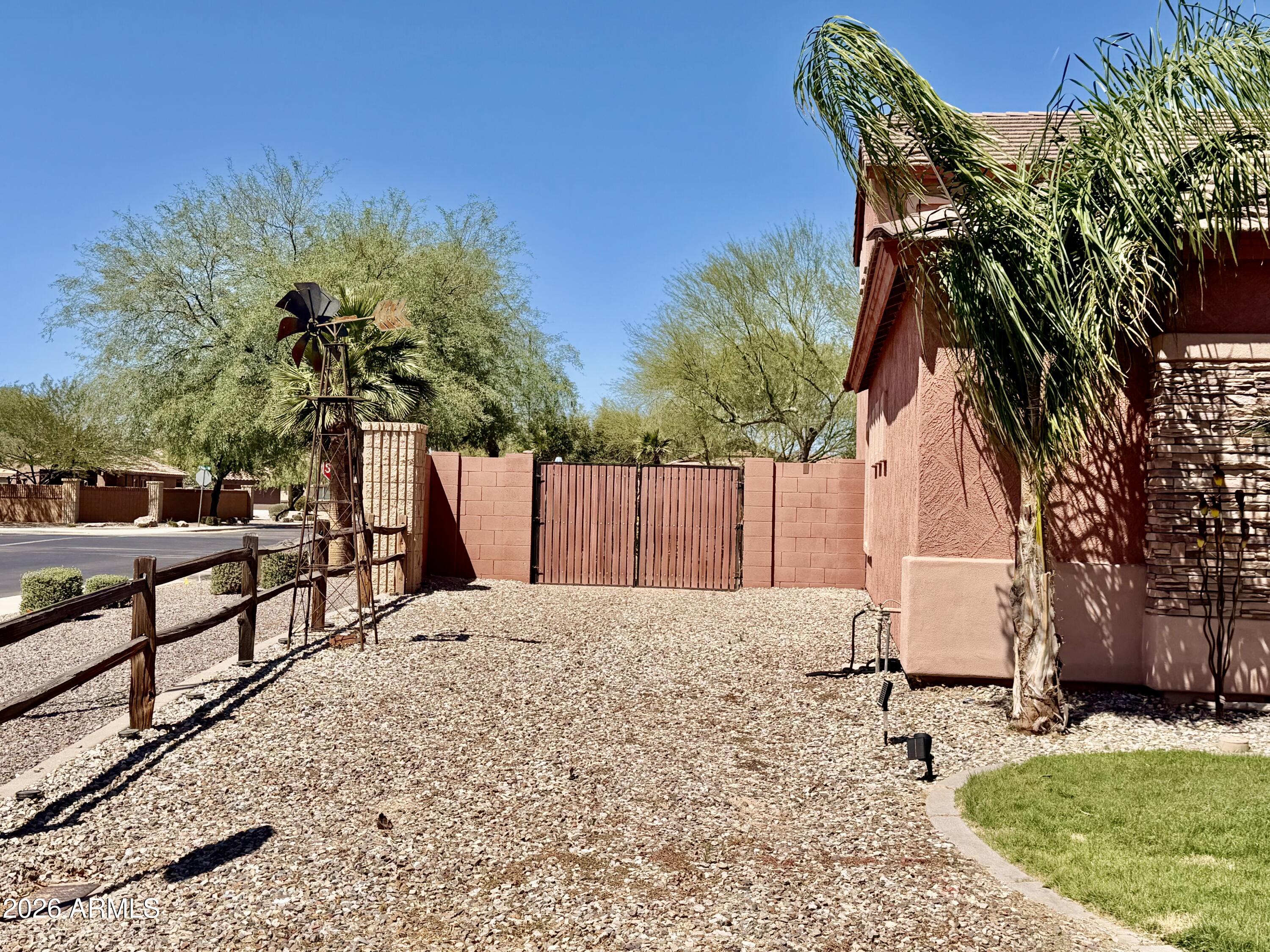 1863 N WESTFALL Lane