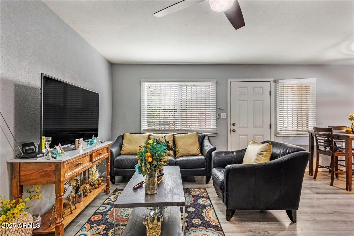 6841 W DEVONSHIRE Avenue