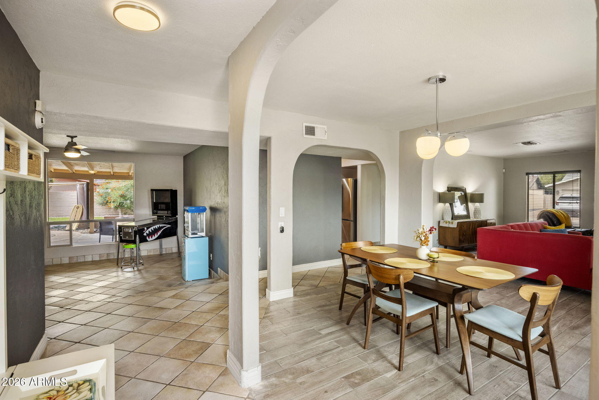 611 E CANTERBURY Lane