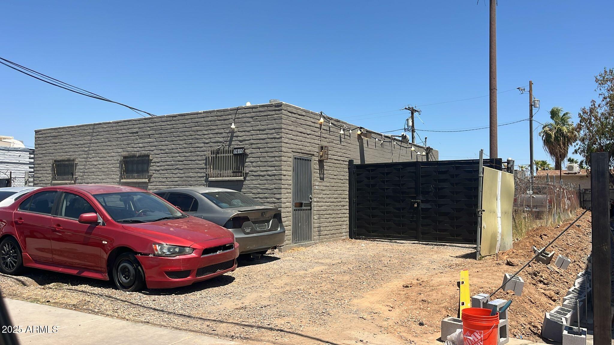 1610 W LINDEN Street