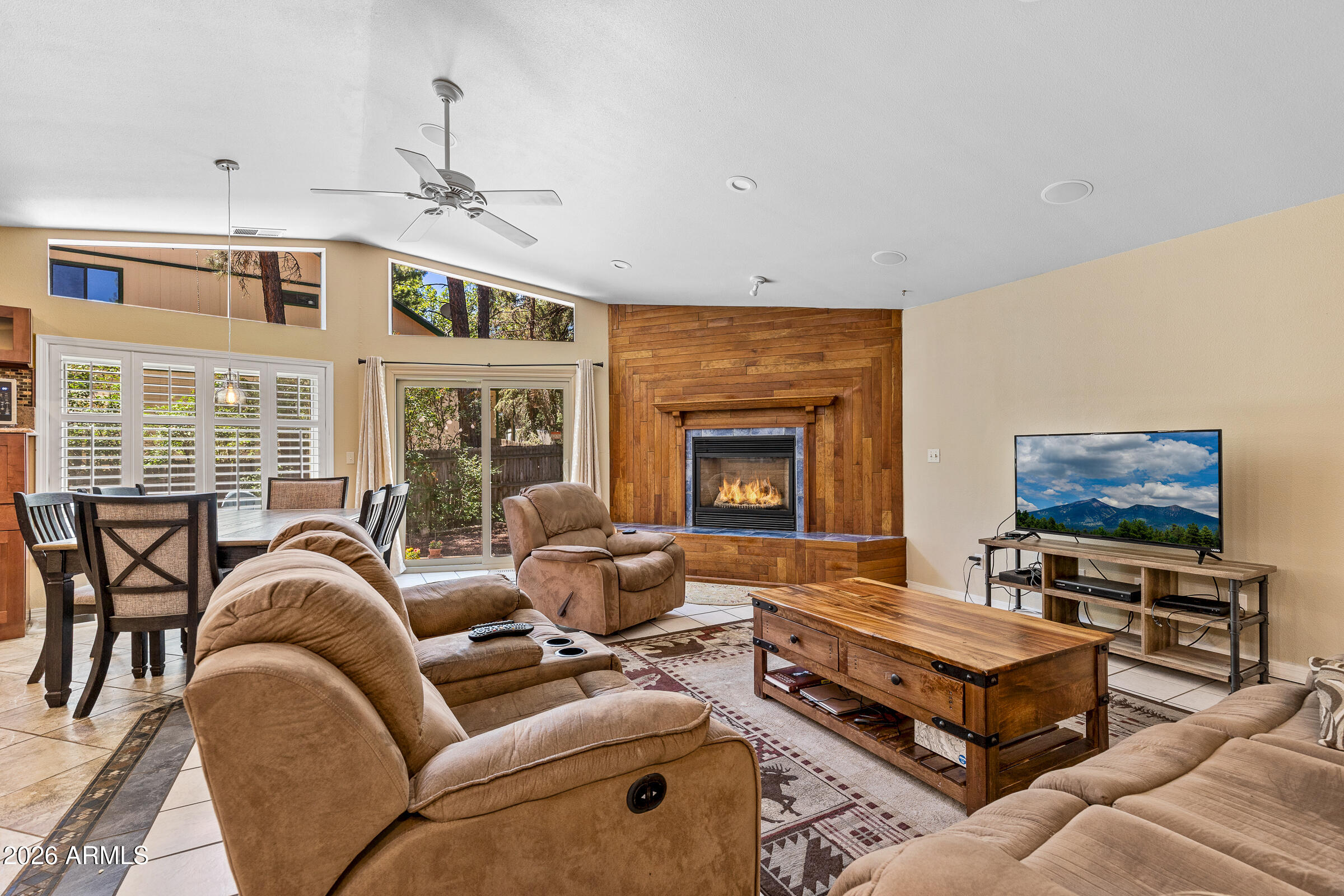 3155 S LINDSEY Loop