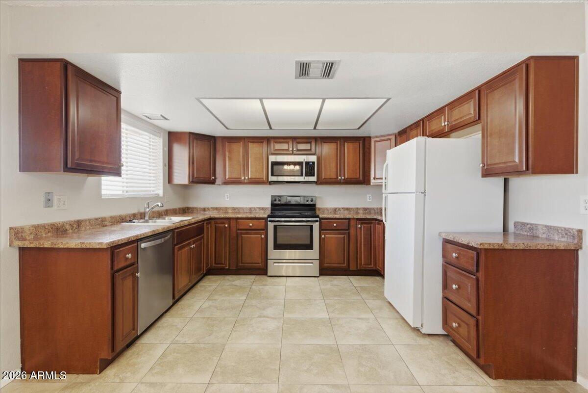 3512 E WILLOW Avenue