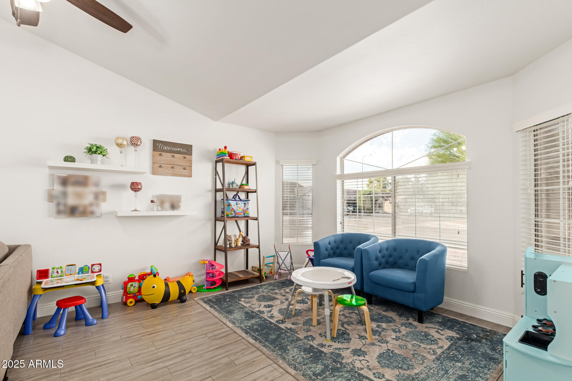 711 E LOS ARBOLES Court