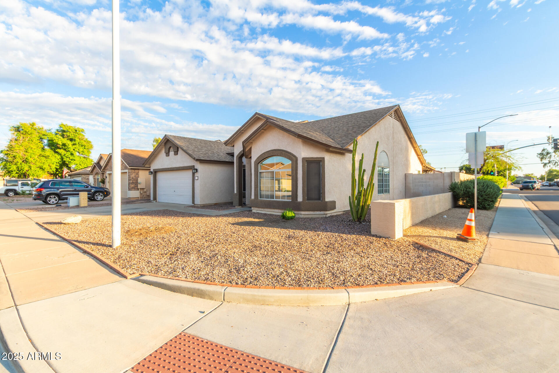 711 E LOS ARBOLES Court