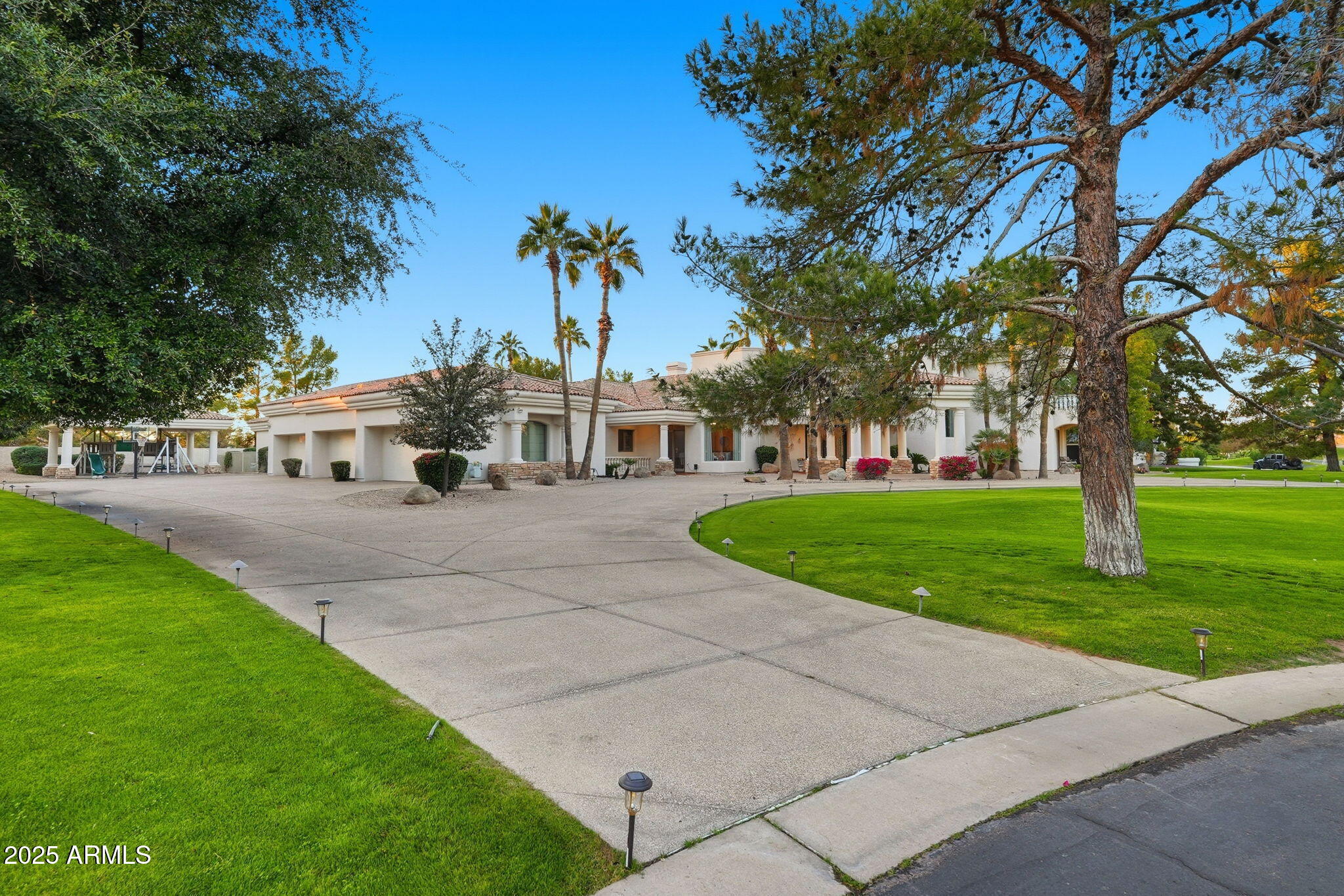 6 E OAKWOOD HILLS Drive