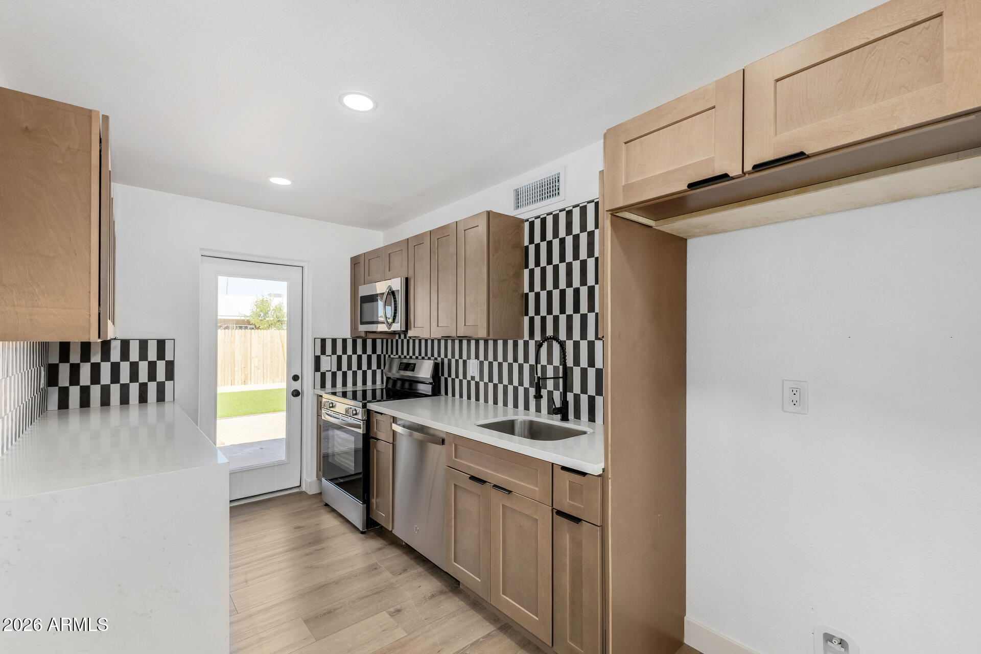 2202 E BAYWOOD Avenue