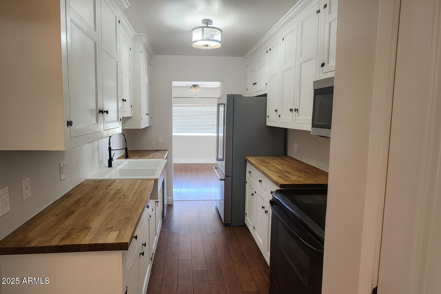 1105 W 6TH Place