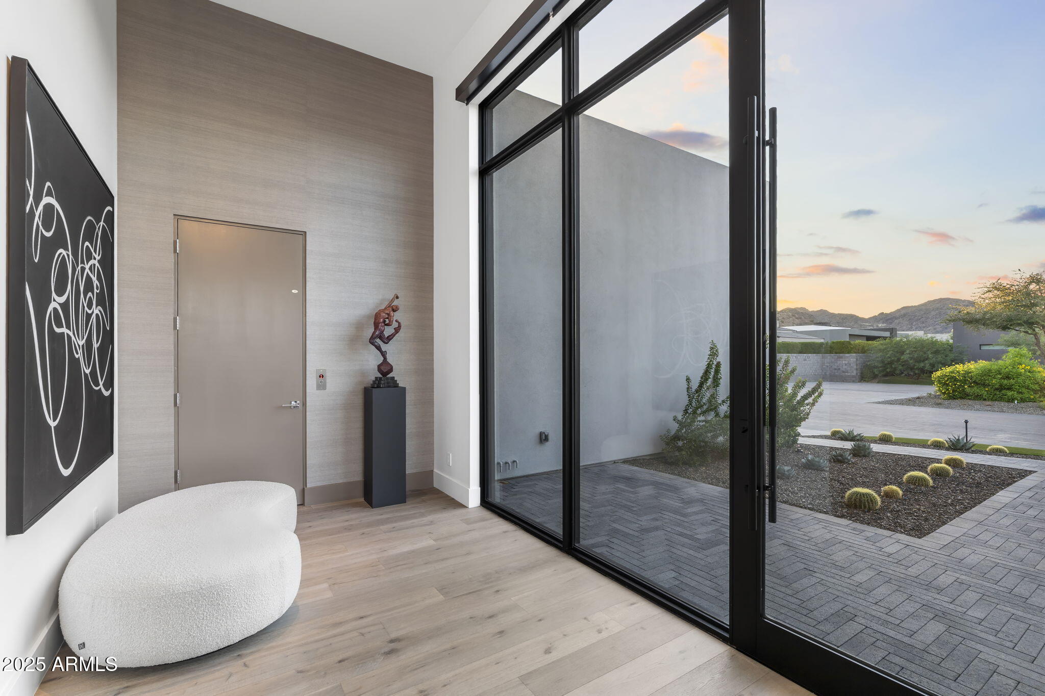 6913 N Joshua Tree Court