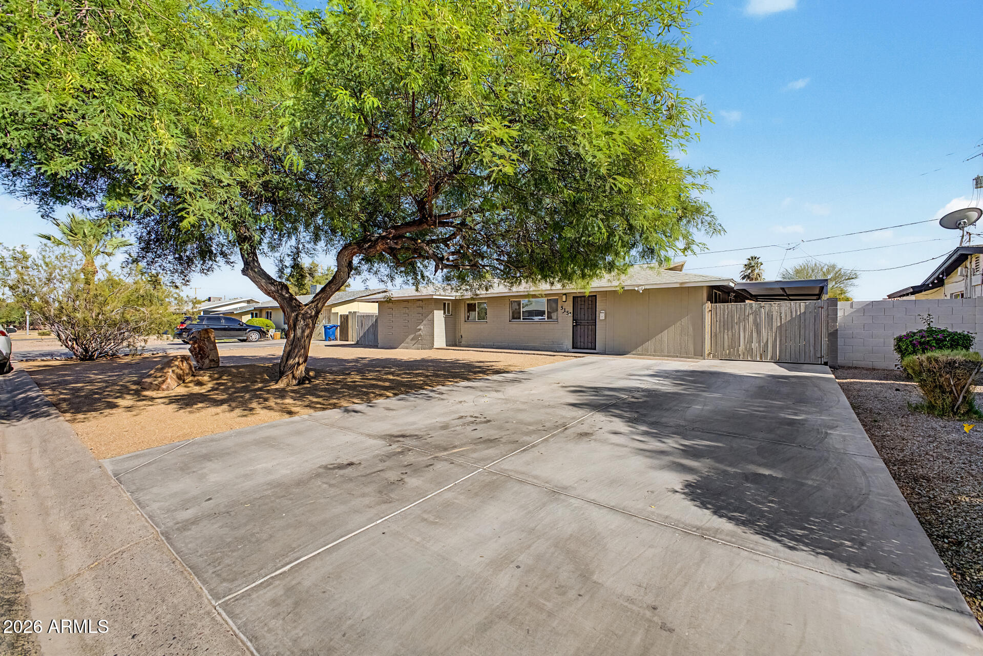 515 E VISTA DEL CERRO Drive