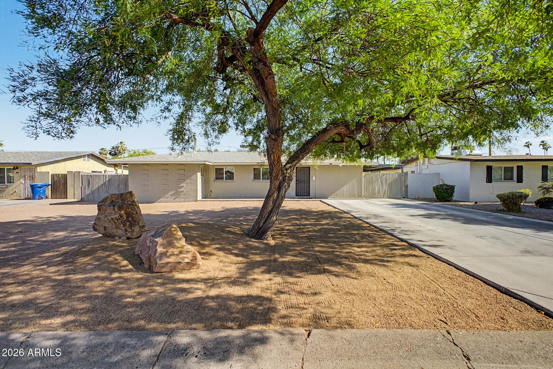 515 E VISTA DEL CERRO Drive