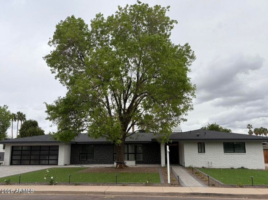 Photo of 920 W Gleneagles Drive, Phoenix, AZ 85023 (MLS # 7002489)