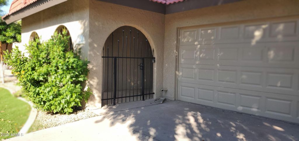 Photo of 7844 E Crestwood Way, Scottsdale, AZ 85250 (MLS # 6950171)