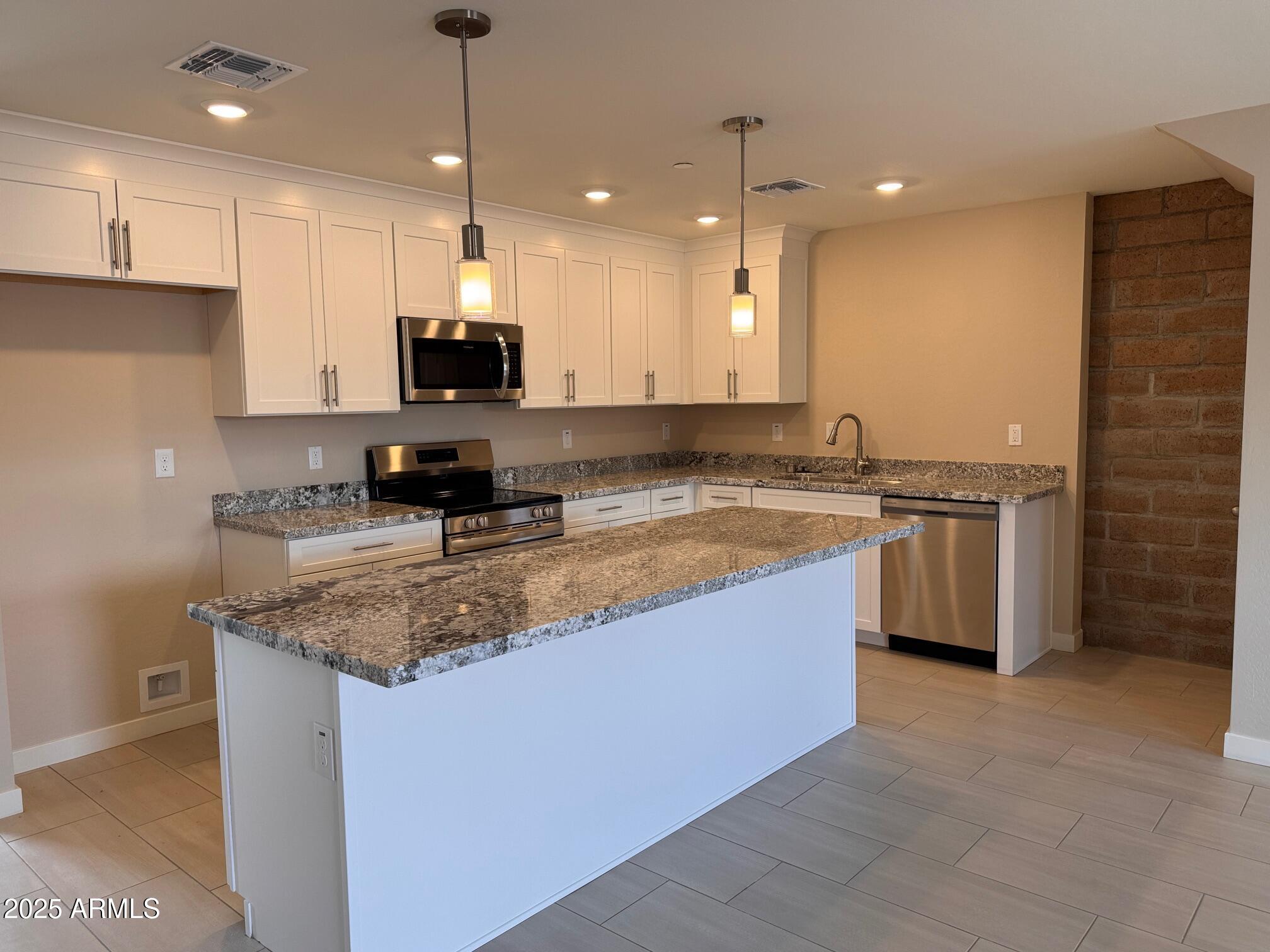 523 S PASADENA -- 115