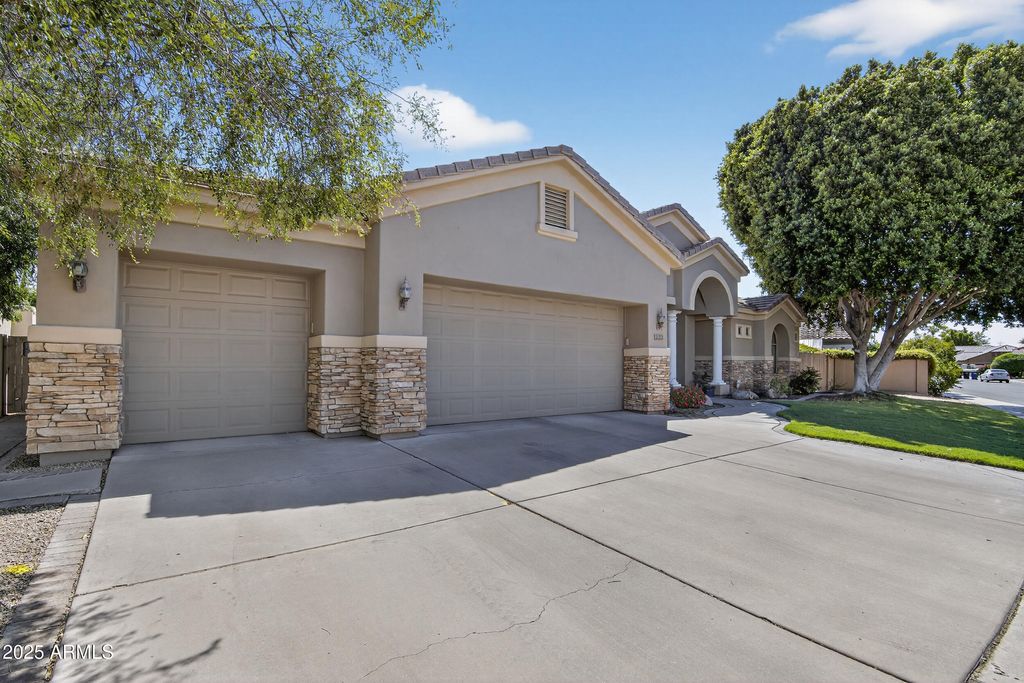 Photo of 1333 N Cliffside Drive, Gilbert, AZ 85234 (MLS # 6921339)