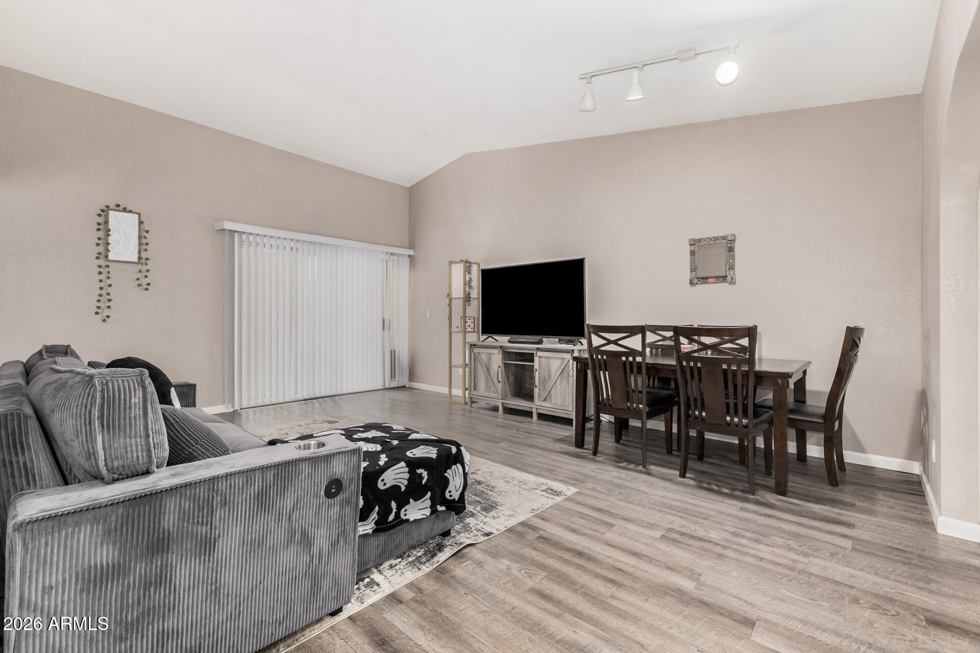 2511 W WILLOW Avenue