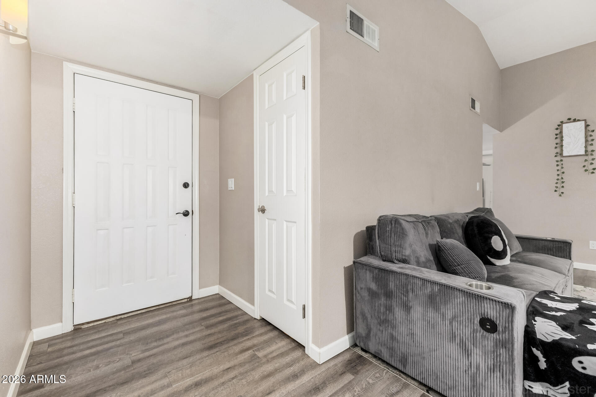 2511 W WILLOW Avenue