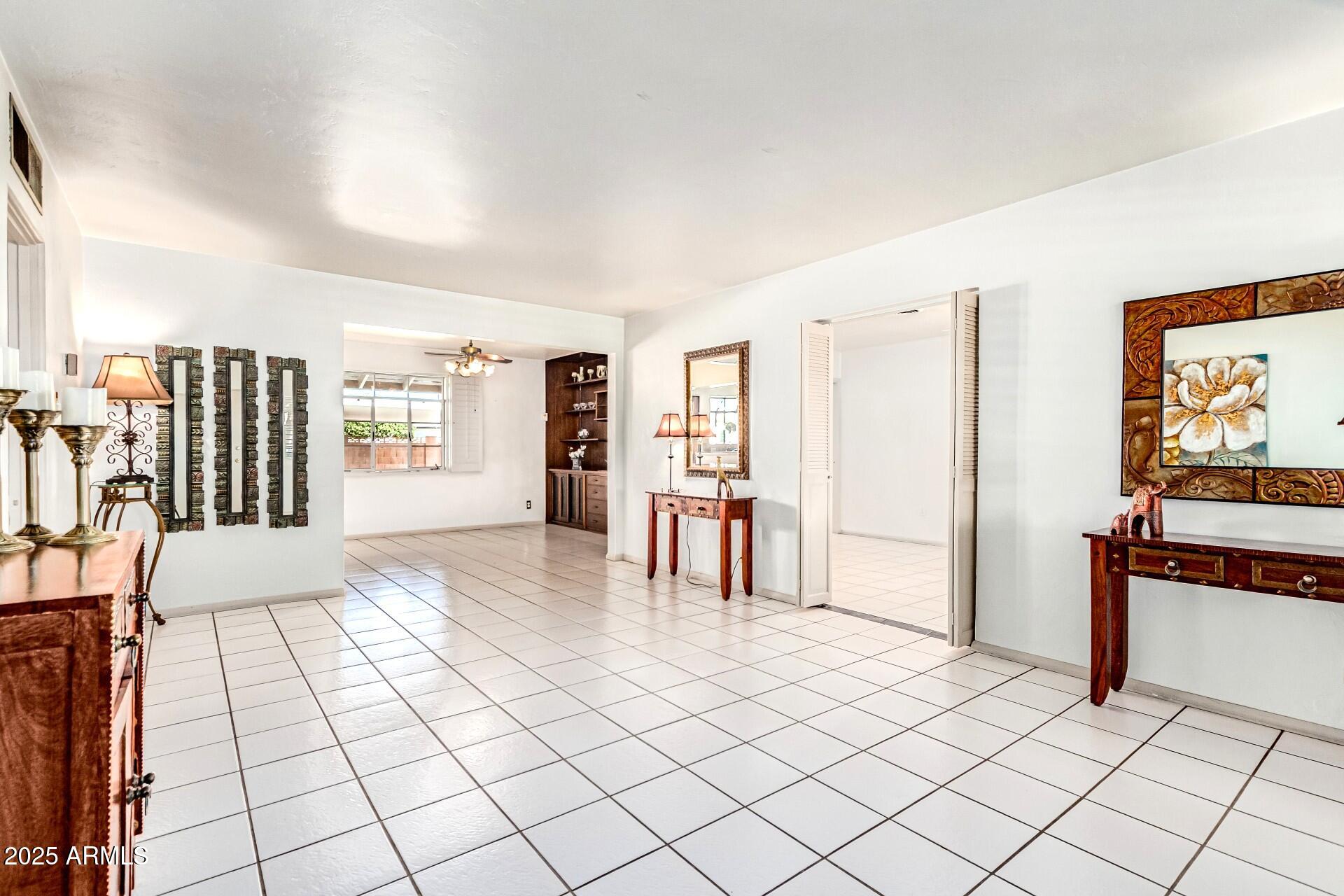 2124 W PINCHOT Avenue