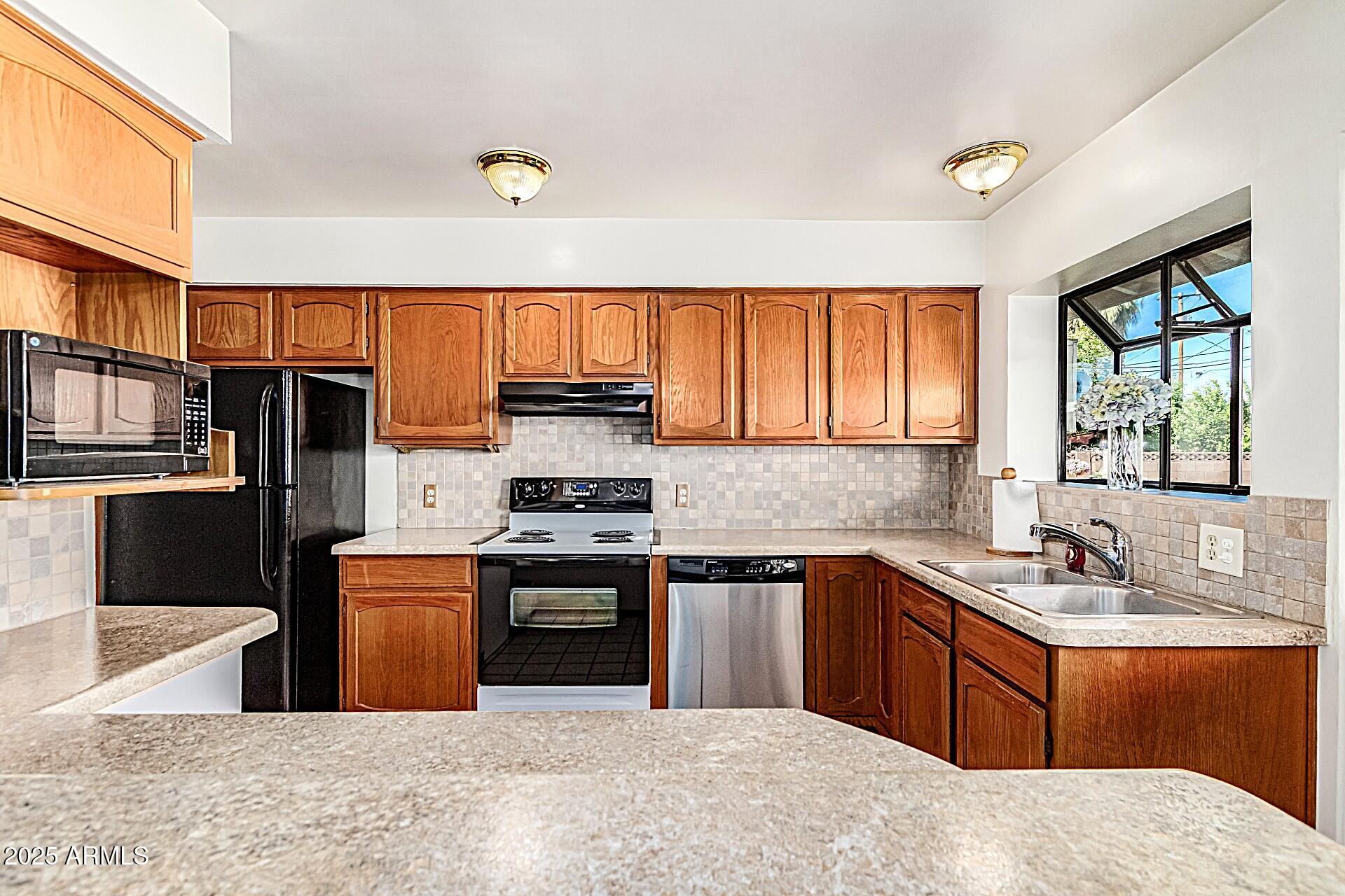 2124 W PINCHOT Avenue