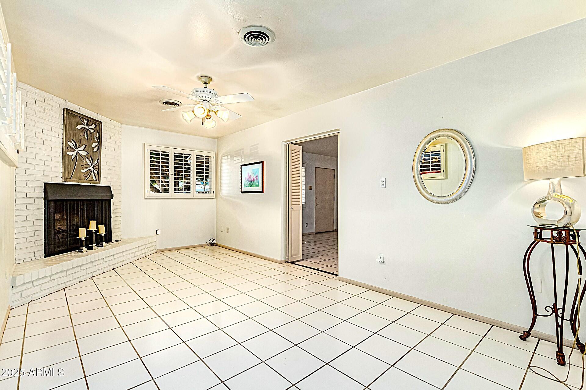 2124 W PINCHOT Avenue