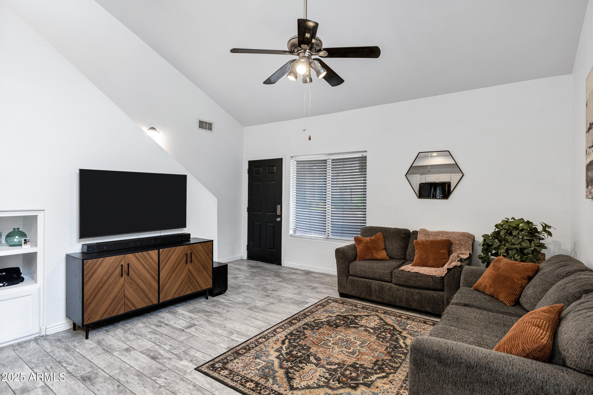 2201 N COMANCHE Drive 1093