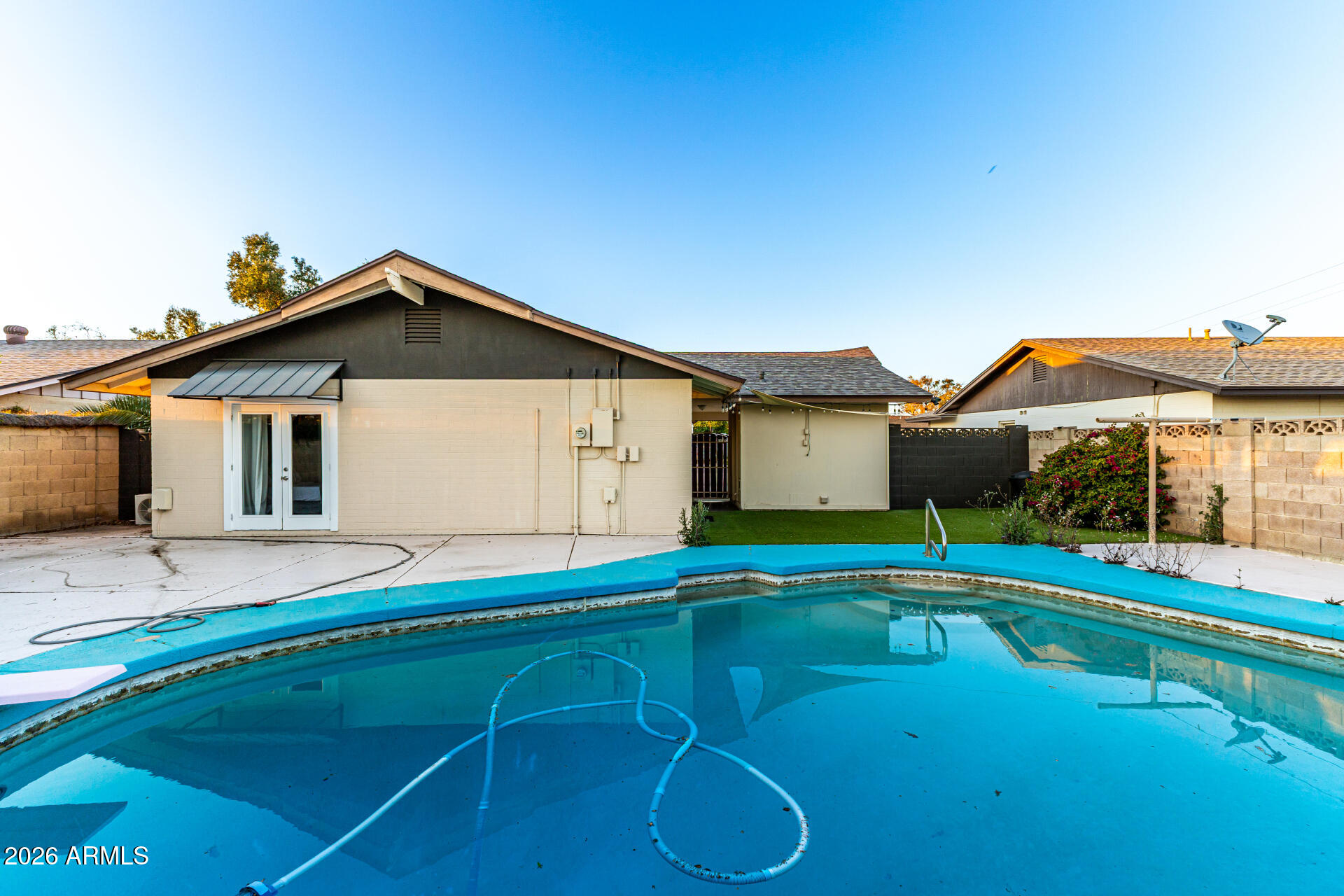 2537 E LA JOLLA Drive
