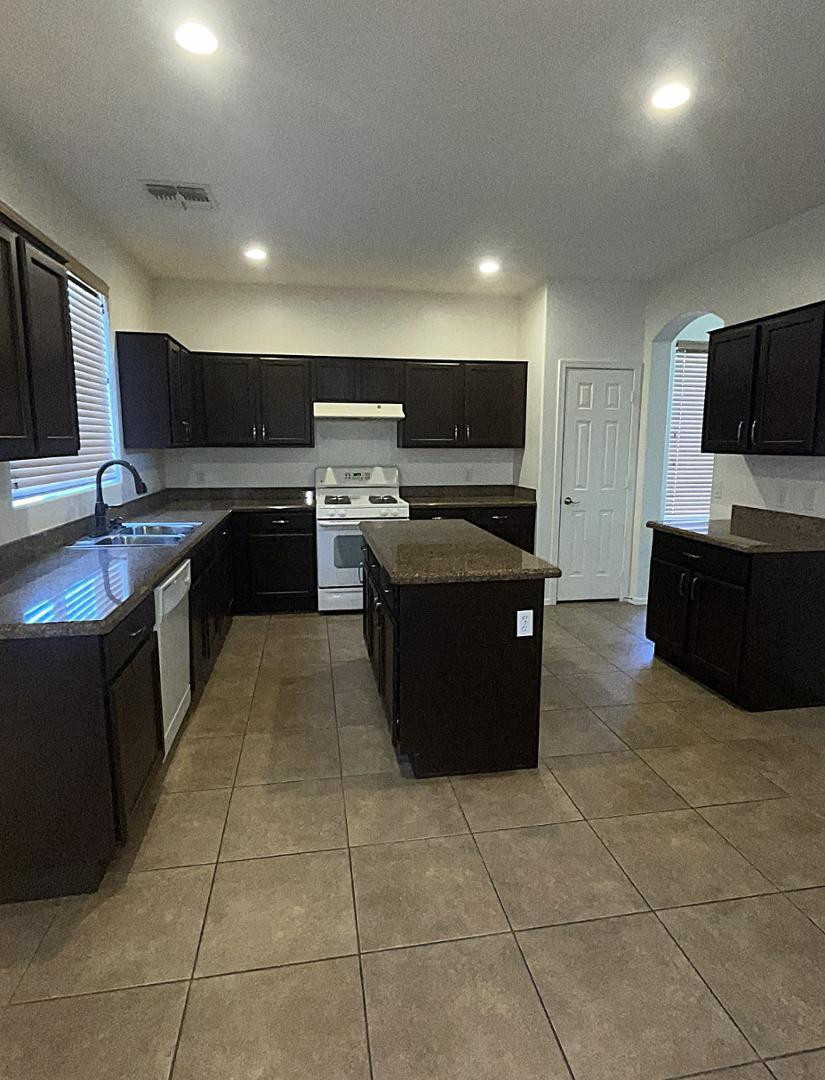 12124 N 142ND Drive