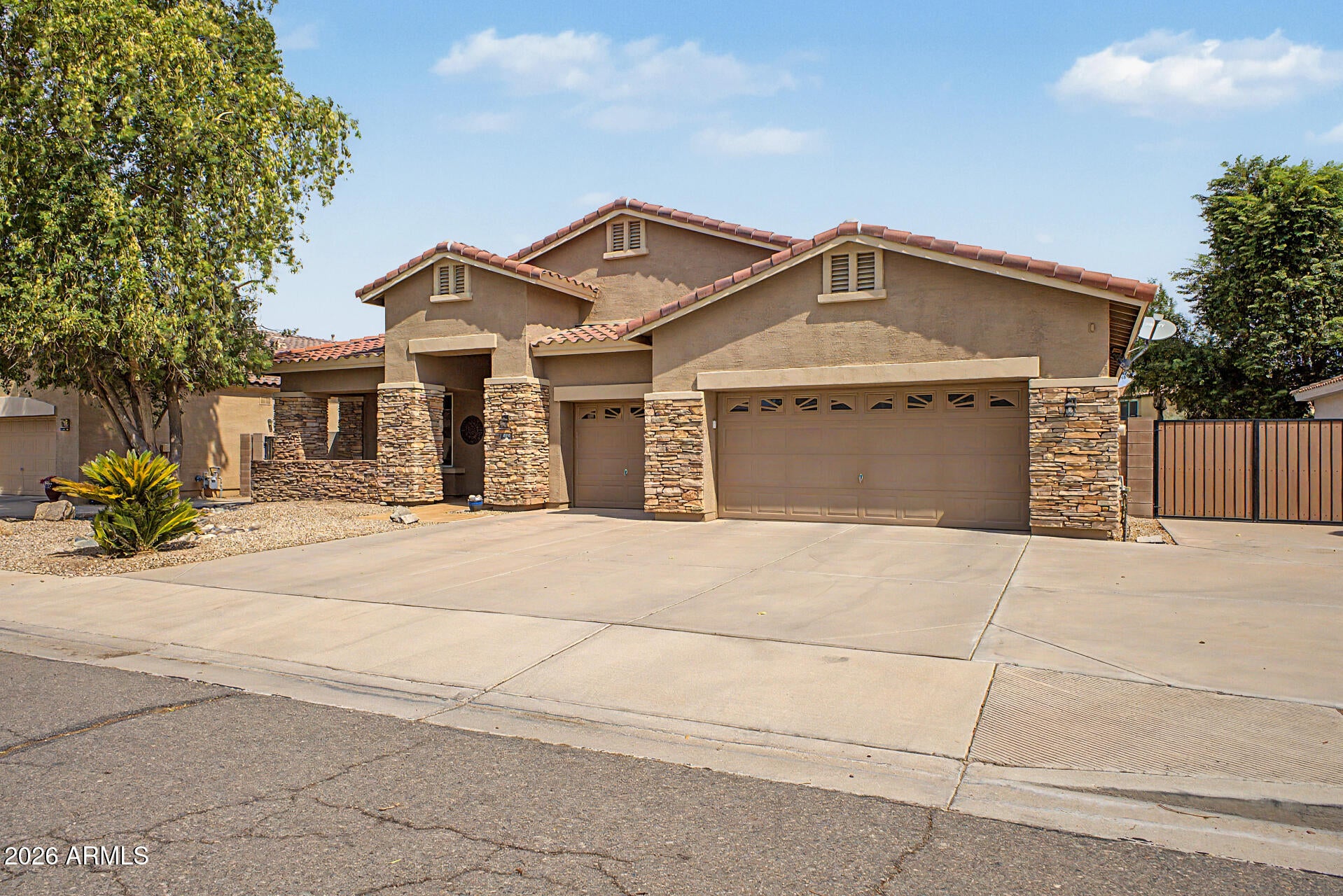 870 E LYNX Way