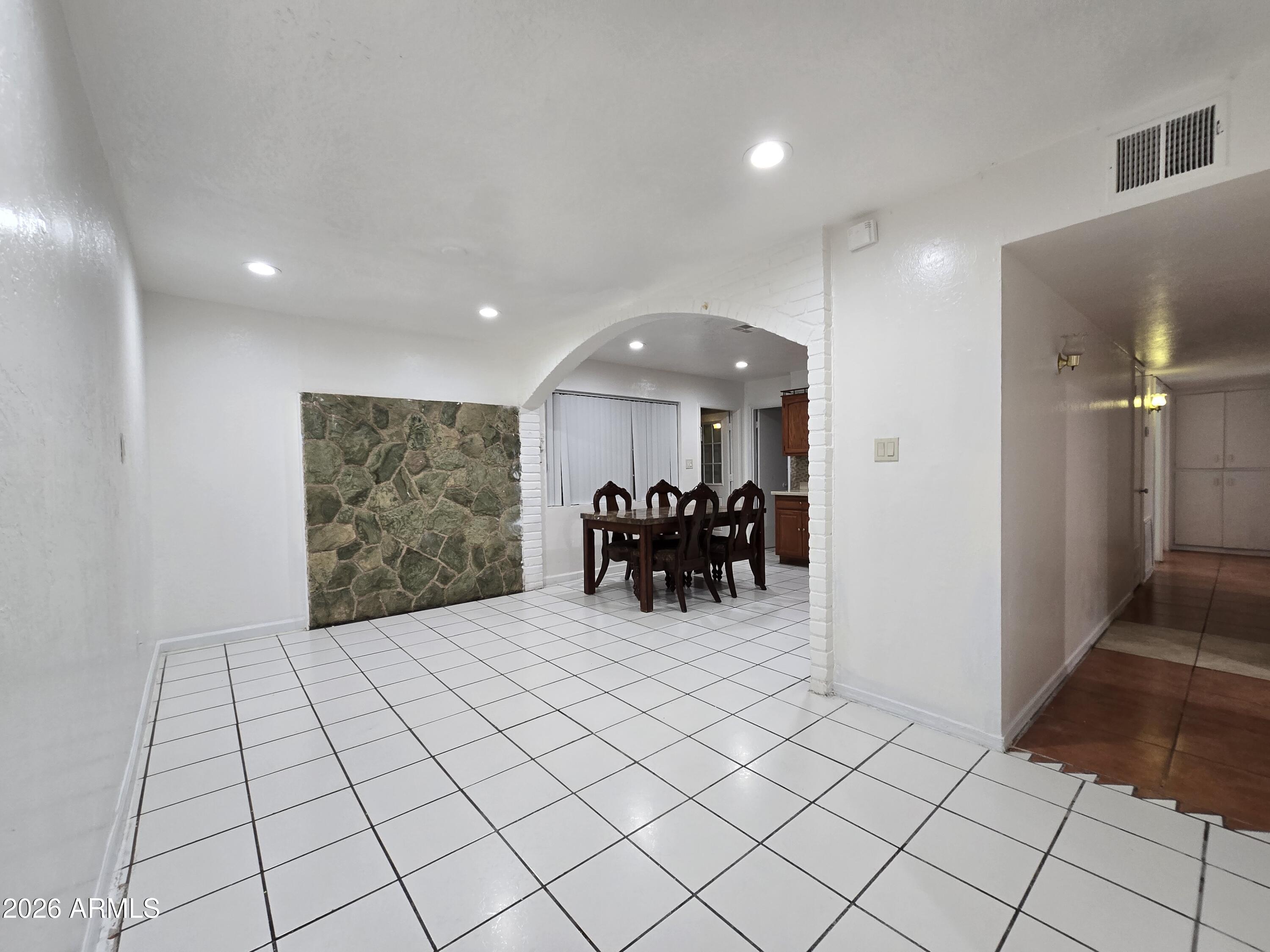 3420 W MARYLAND Avenue