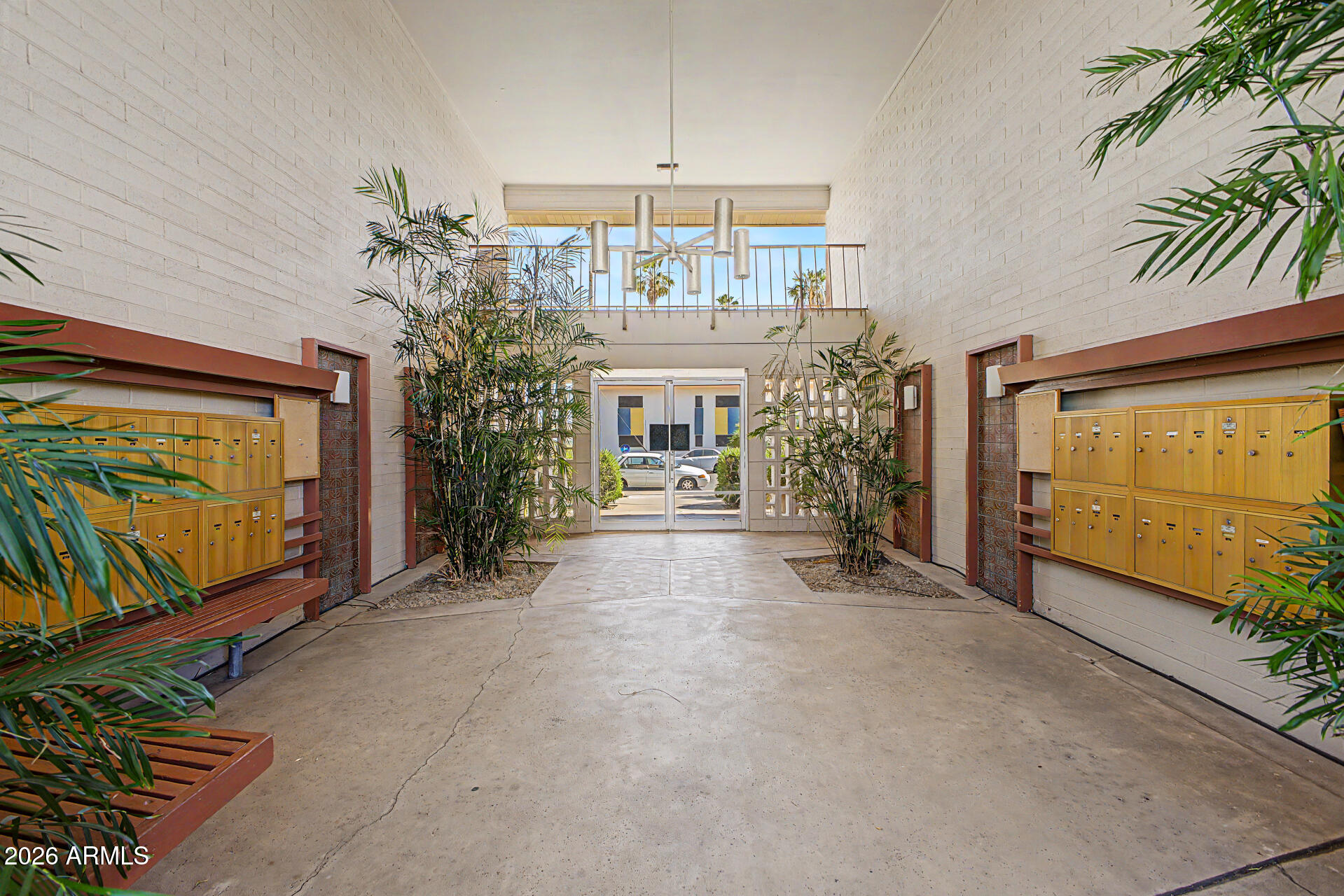 520 W CLARENDON Avenue E22