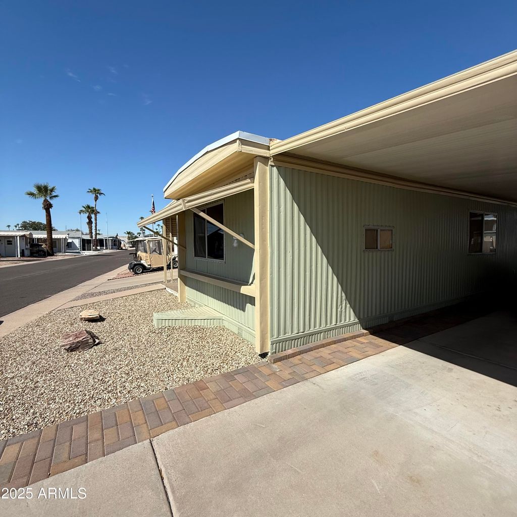 Photo of 10701 N 99th Avenue #17, Peoria, AZ 85345 (MLS # 6929623)