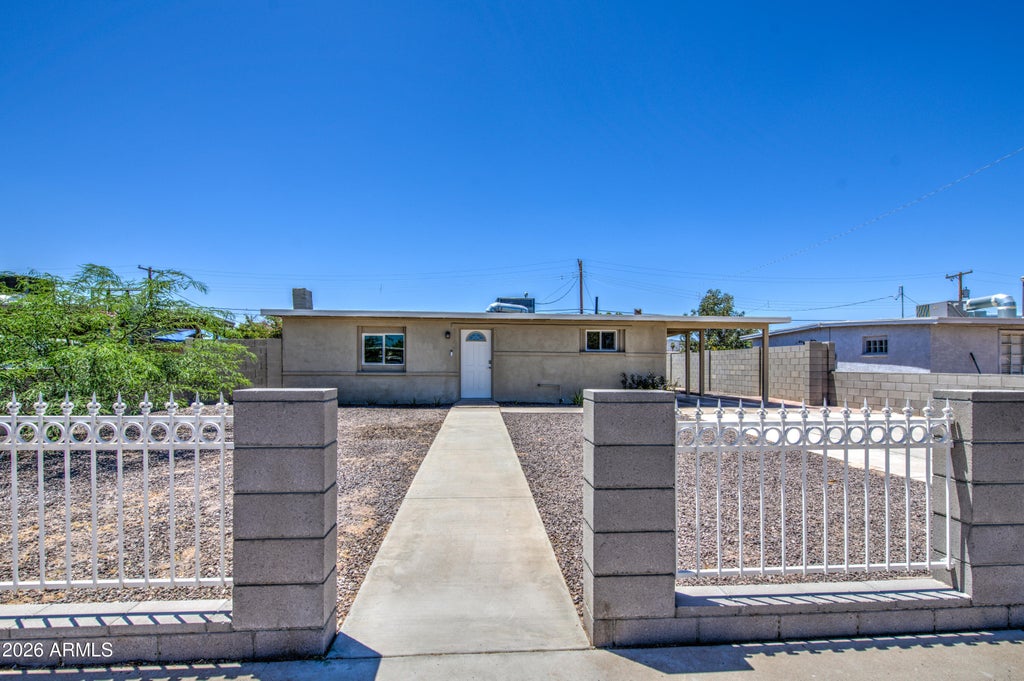 Photo of 2225 E Lynne Lane, Phoenix, AZ 85042 (MLS # 7039271)