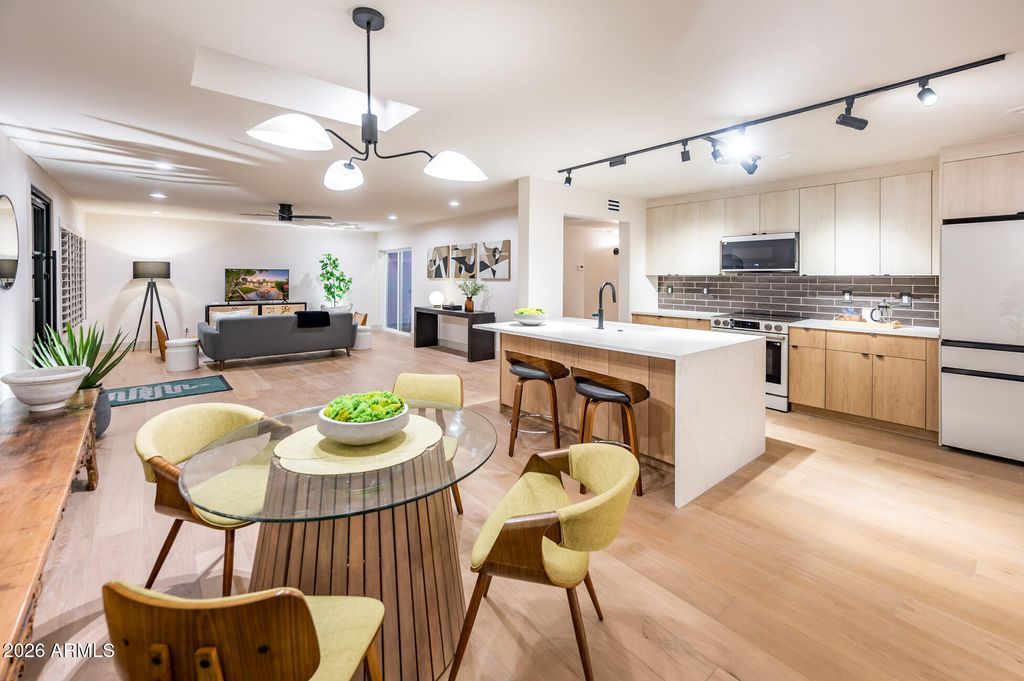 Photo of 8407 E Rancho Vista Drive, Scottsdale, AZ 85251 (MLS # 7032929)