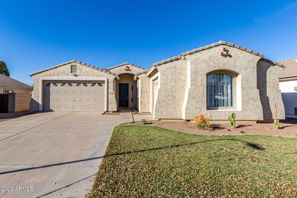 Photo of 2202 W Carter Road, Phoenix, AZ 85041 (MLS # 6999420)