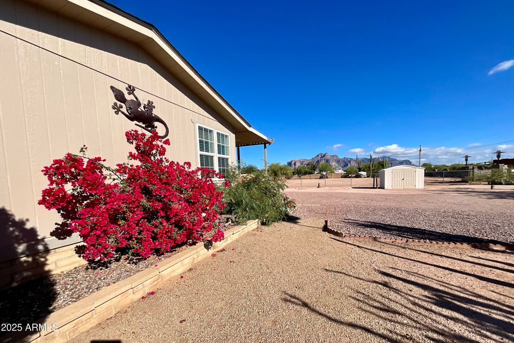 Photo of 322 W Foothill Street, Apache Junction, AZ 85120 (MLS # 6951406)