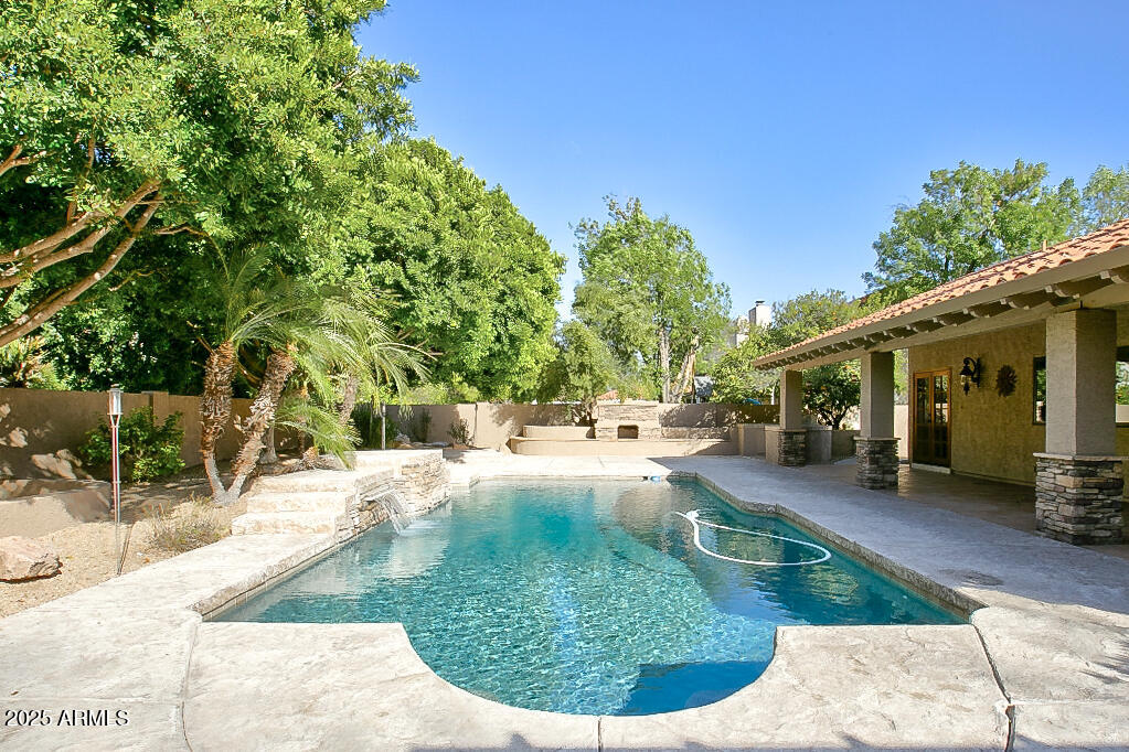 1530 E JEANINE Drive