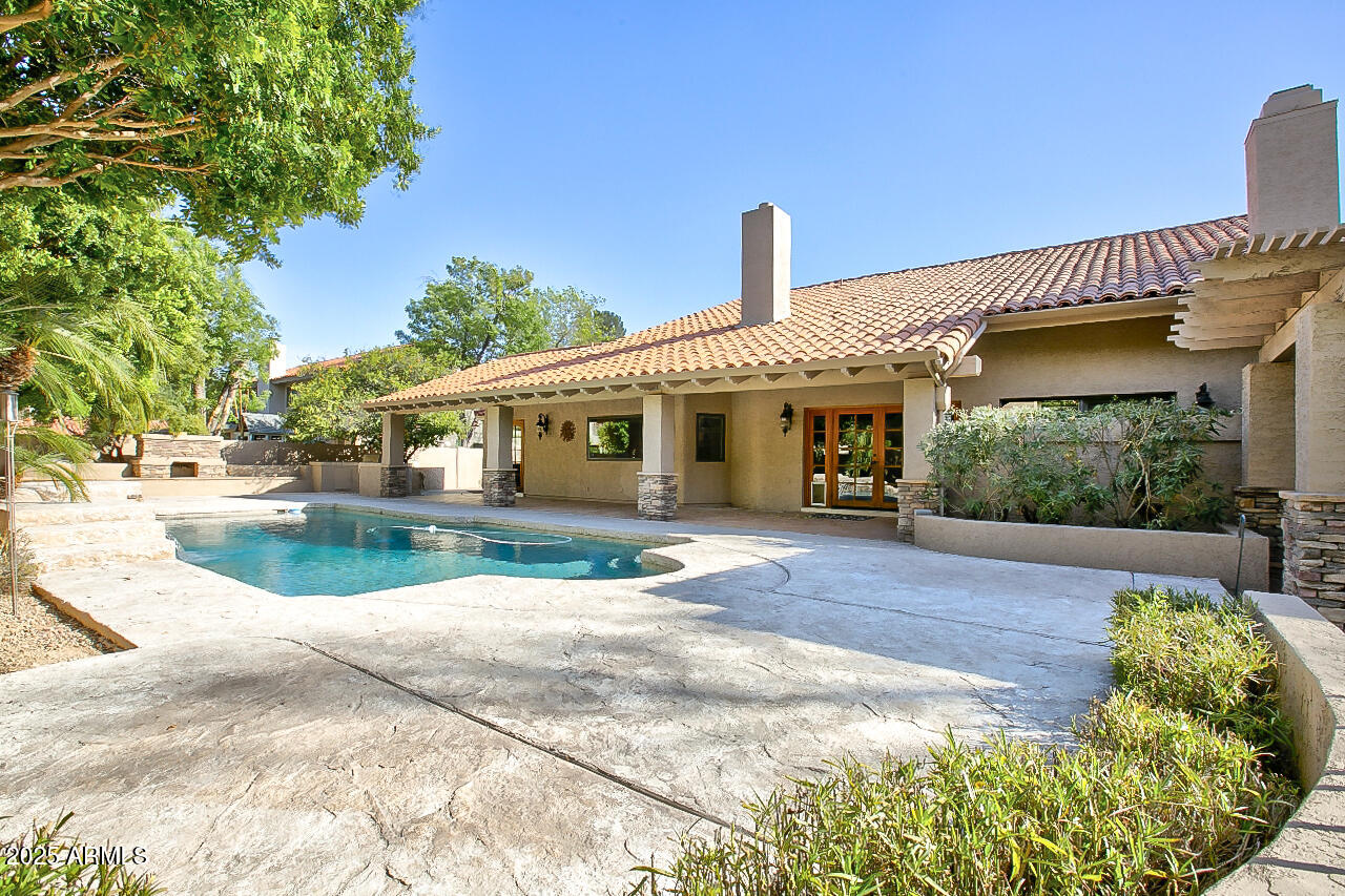 1530 E JEANINE Drive