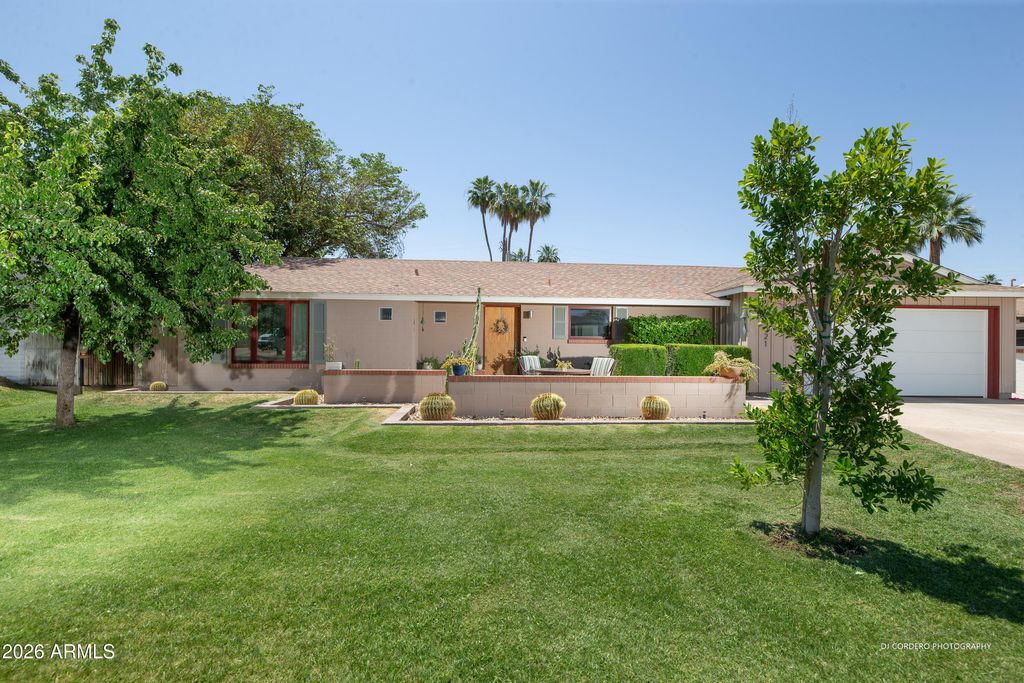 Photo of 821 E Desert Park Lane, Phoenix, AZ 85020 (MLS # 7028633)