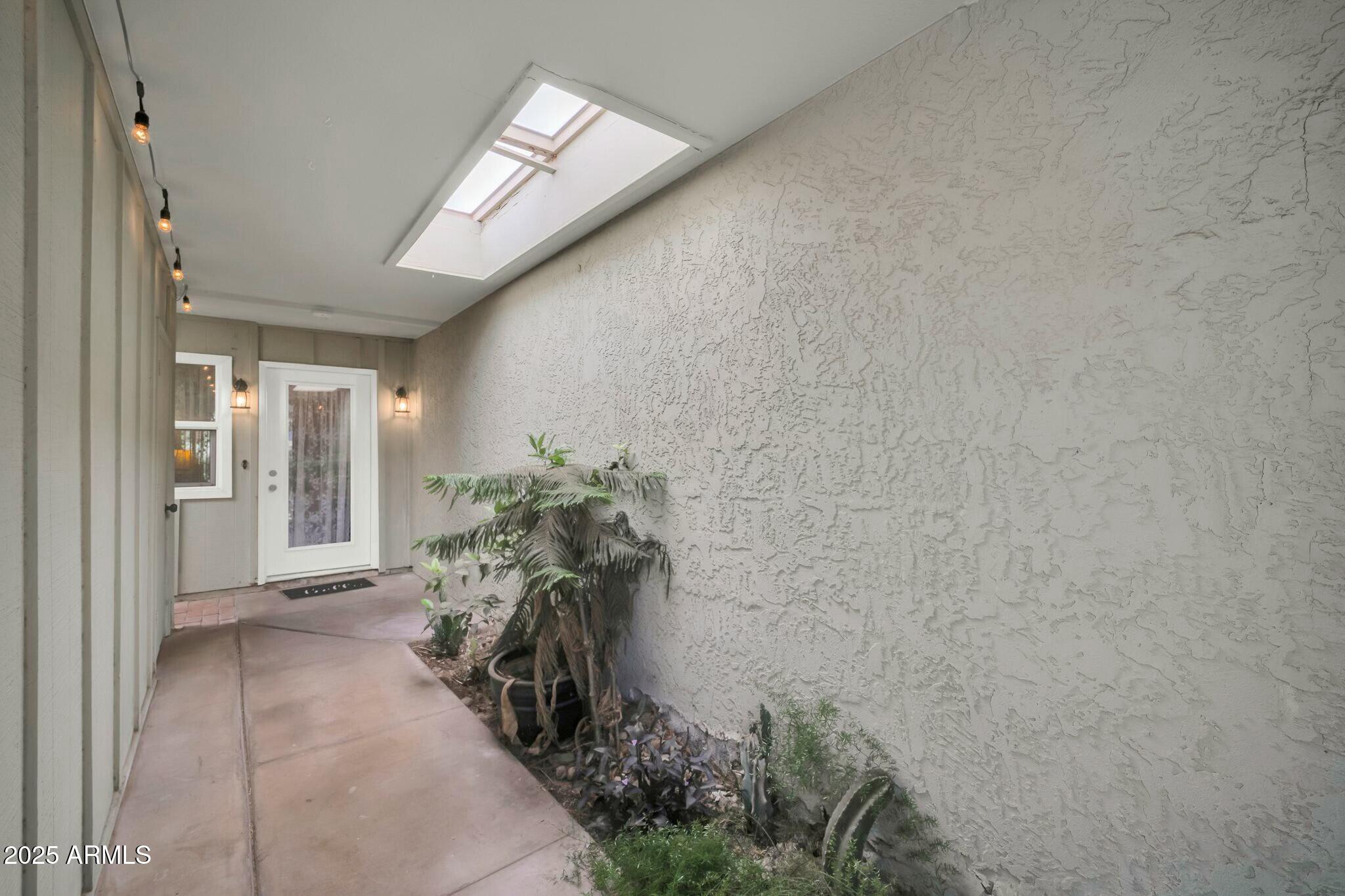1924 W BELMONT Avenue