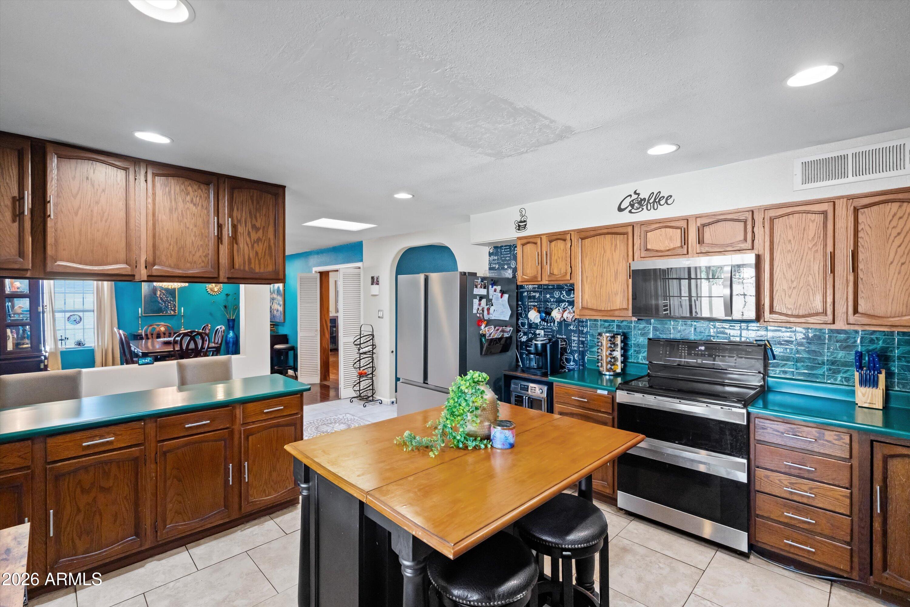 2214 W KEIM Drive