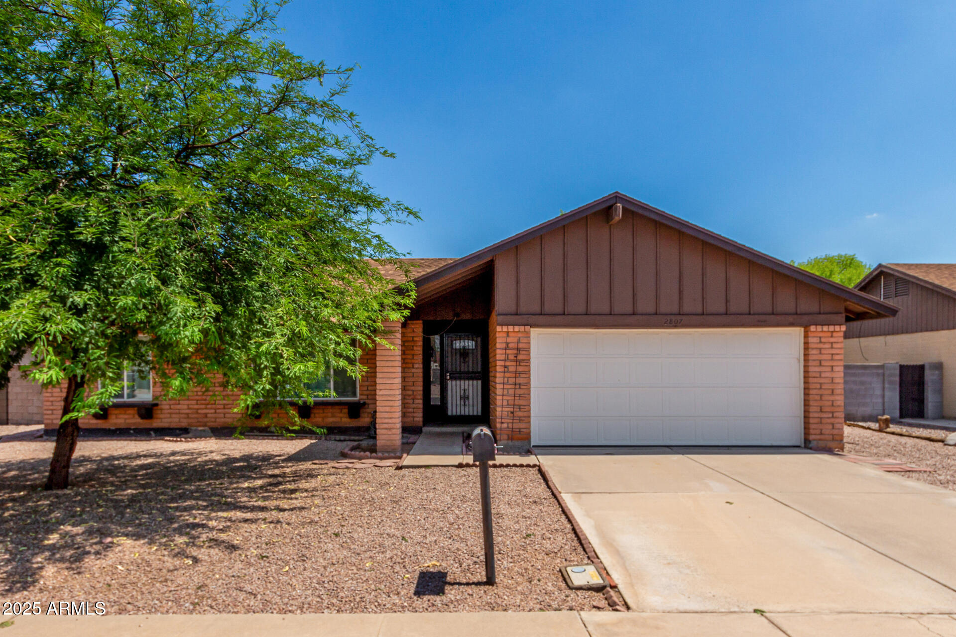 2807 W NEWTON Court