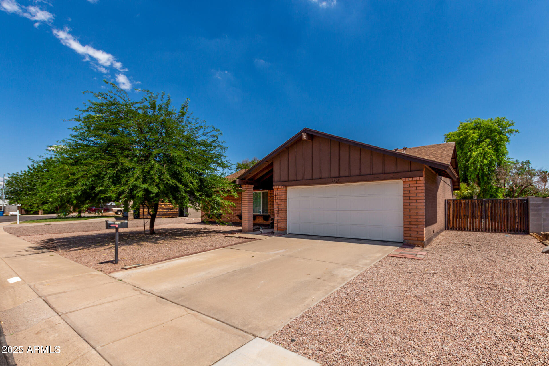2807 W NEWTON Court