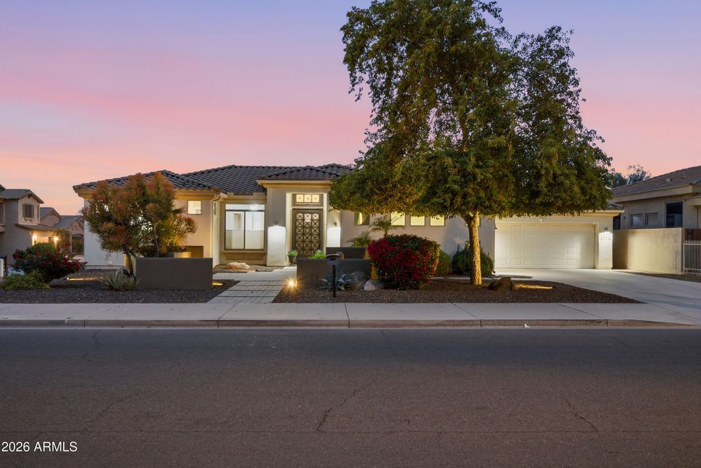 Photo of 1516 E South Mountain Avenue, Phoenix, AZ 85042 (MLS # 6974555)