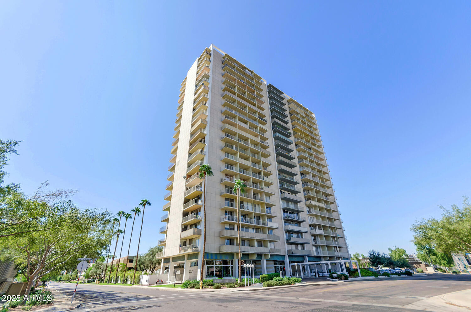 207 W CLARENDON Avenue H10